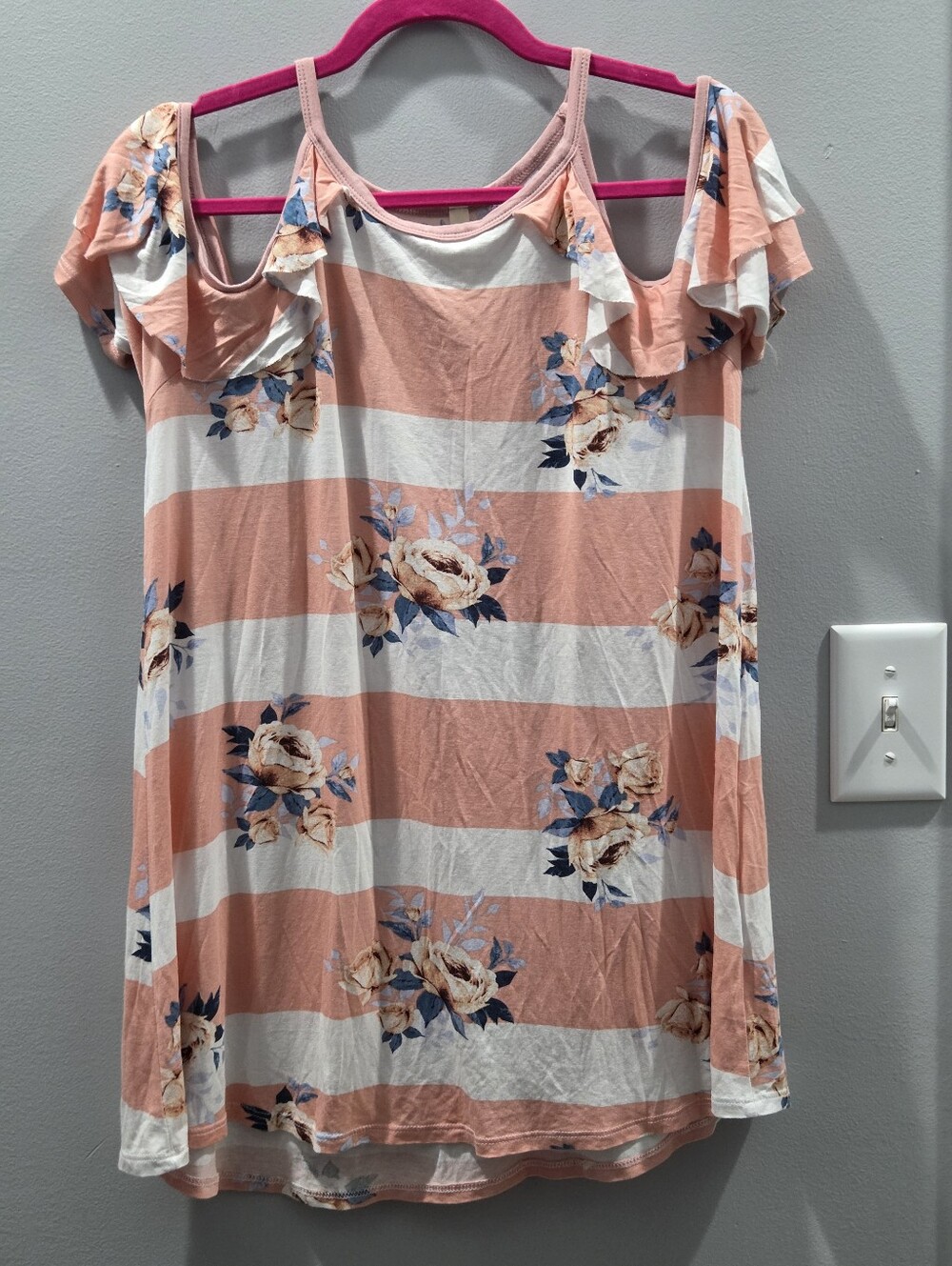 NWOT Floral Cold Shoulder Top. Medium